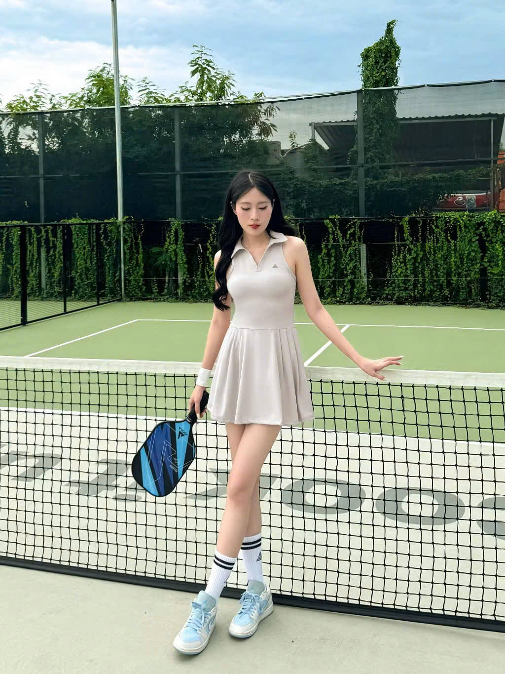 VÁY THỂ THAO NỮ DÁNG XÒE KHOÉT VAI